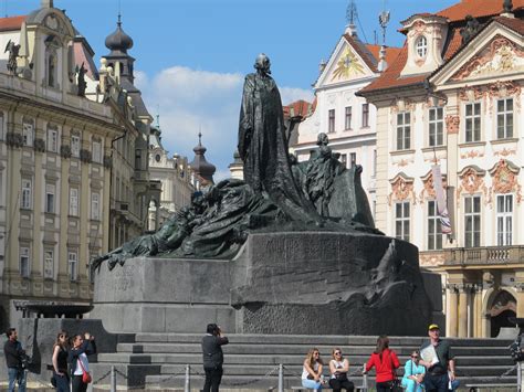 布拉格广场的雕像