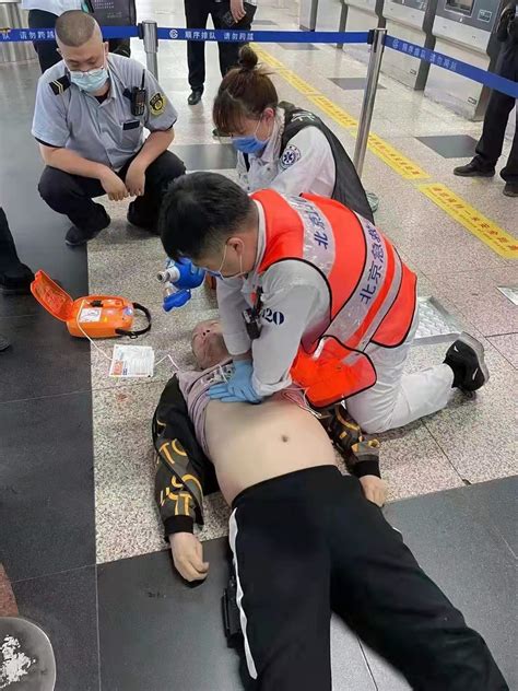 年轻男子在地铁站晕倒