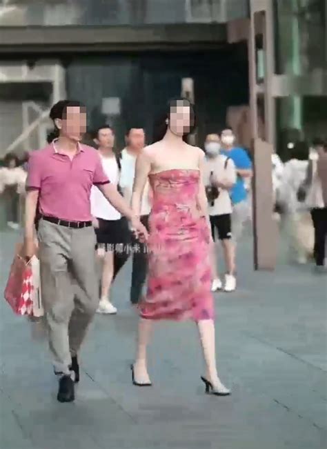 广东一年轻女子和陌生男子逛街