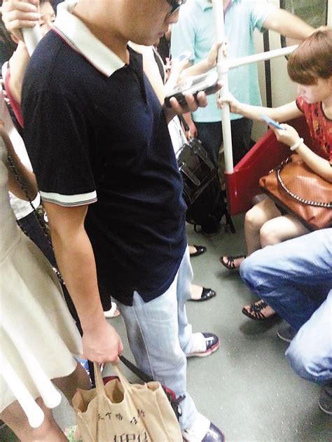 广州地铁上一男子偷拍女孩