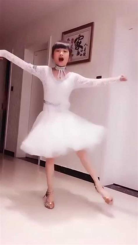 康子穿裙子跳舞