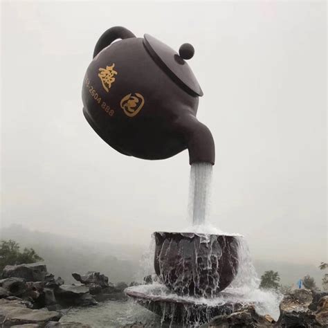 悬空流水茶壶雕塑