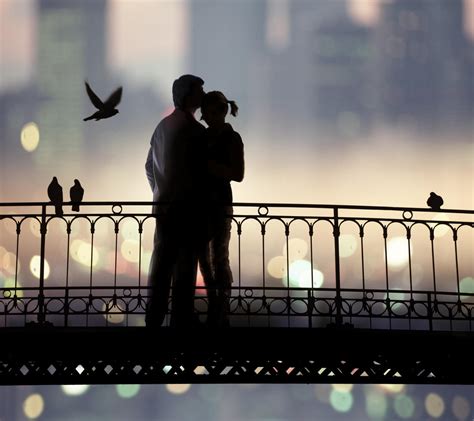 情侣拥吻坠入15米高的桥头