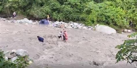 成都彭州突发山洪被救女子