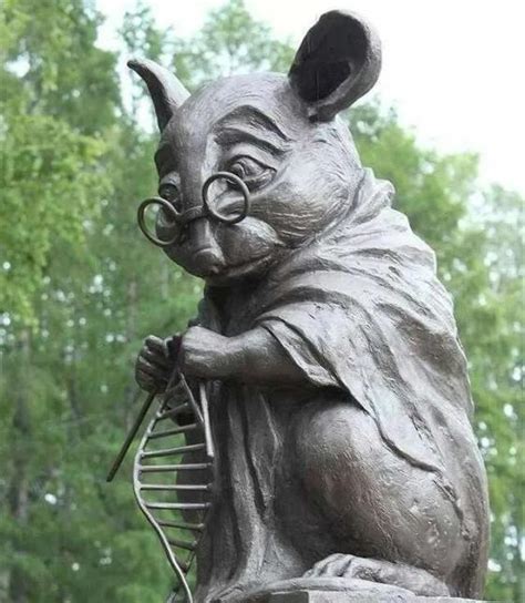 戴眼镜的老鼠雕塑