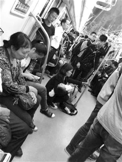 抱着孩子坐地铁没人让座