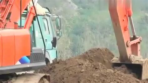 挖土机挖土的视频