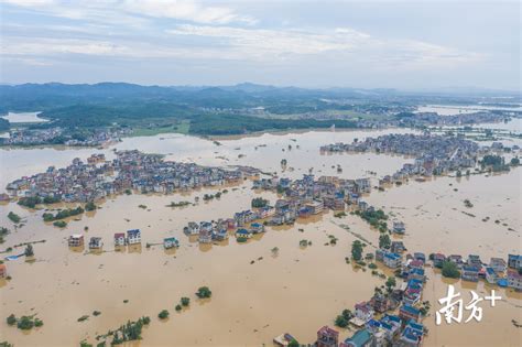 撤离被洪水围困的村庄