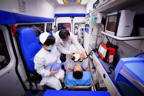 救护车上病人家属坐在哪里