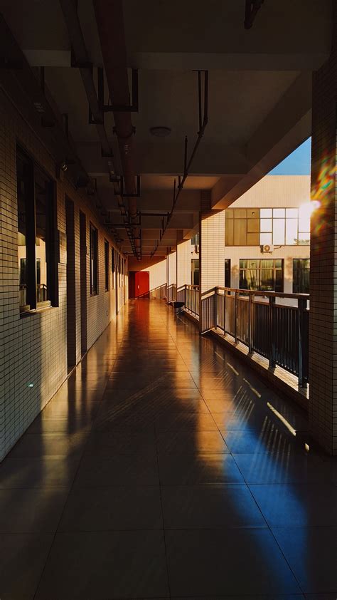 教学楼夕阳走廊拍照