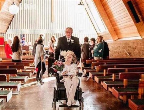 新娘因车祸脚骨折坐轮椅举行婚礼