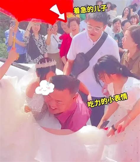 新娘抱着自己儿子结婚