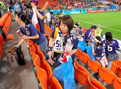 日本球迷捡垃圾