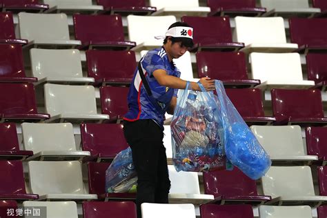 日本球迷捡完垃圾又丢在门外