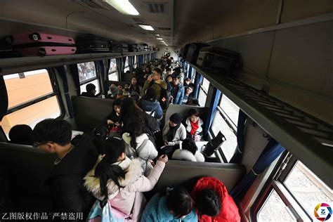 春运列车上满车厢都是人