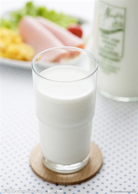 晚上一杯牛奶唯美图片