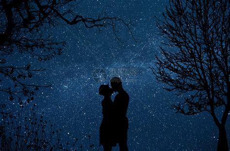 月亮和星星浪漫相拥