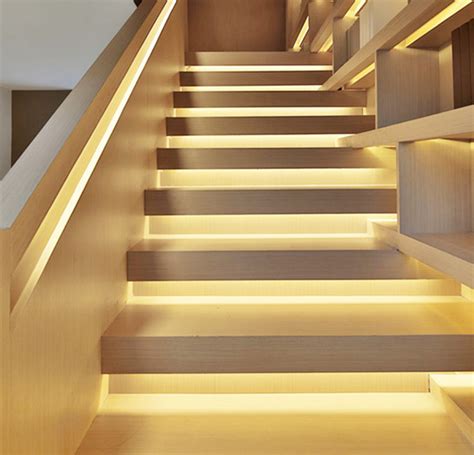 木踏步楼梯带灯带装修效果图