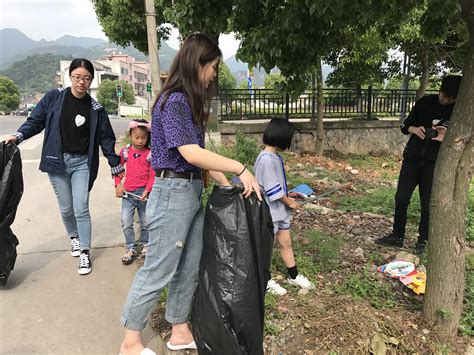 未成年参与社区志愿活动捡垃圾