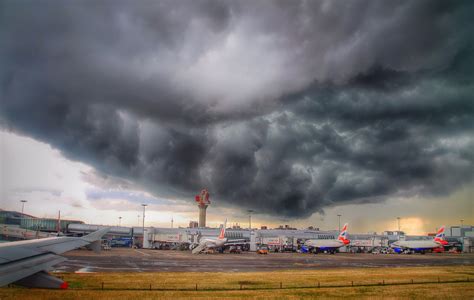 机场的雷云风暴