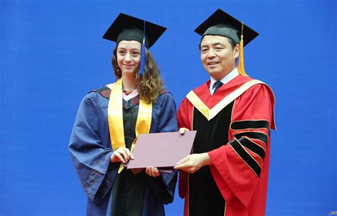 来华留学生毕业证书照片