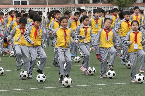 校园足球推广发展影响的背景分析