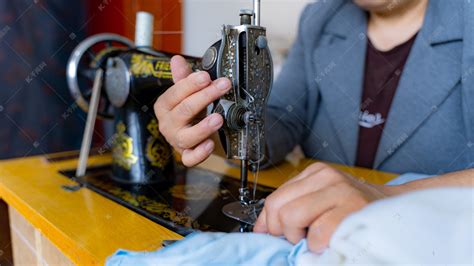 梦见使用缝纫机做衣服