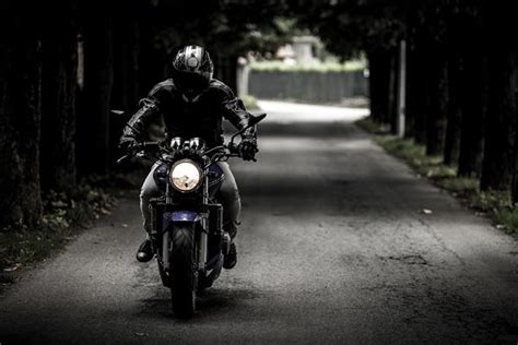 梦见自己开摩托车开得很快