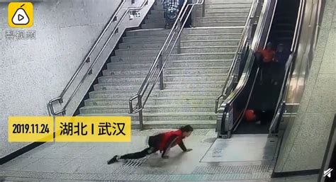 武汉地铁乘客倒地视频