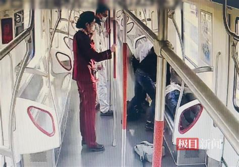武汉地铁内乘客突然倒地