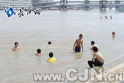 武汉市区野泳