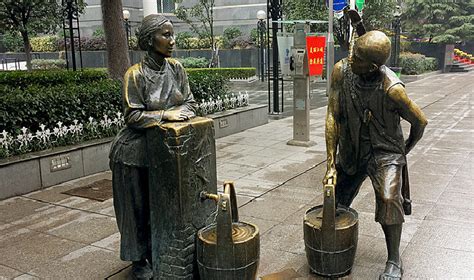 武汉步行街不锈钢雕塑多少钱
