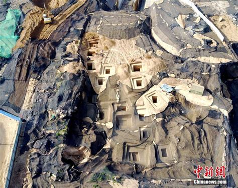 汉代古墓发掘现场郑州