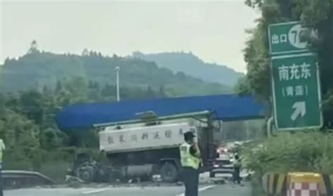 沪蓉高速车祸致6死28伤