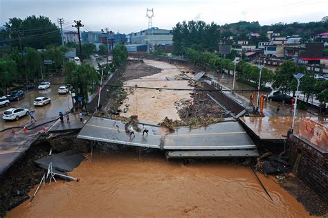 河南遭遇洪水桥断