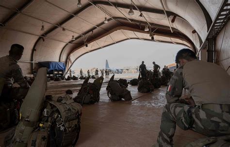 法国士兵撤离阿富汗