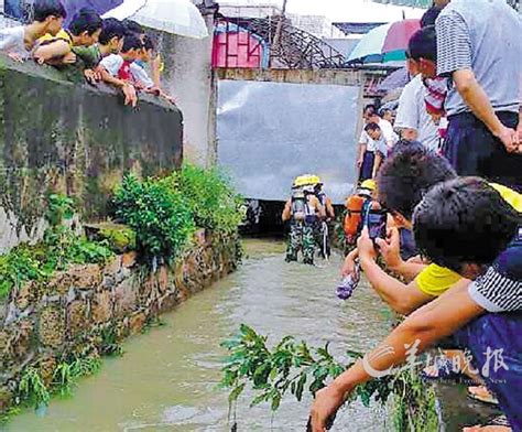 泸州高三学生被水冲走