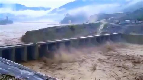 洪水冲毁大坝视频大全