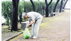 浙江大学90岁老教授捡垃圾