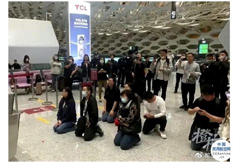 深圳暴雨航班取消旅客跪求起飞
