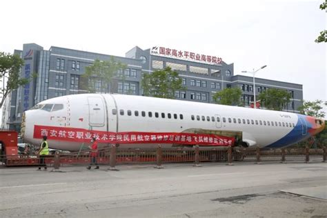 湖北荆州一高校给学生买架波音737