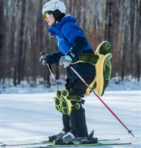 滑雪是戴小乌龟还是内穿护具好