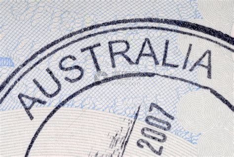 澳大利亚签证贴在护照上吗