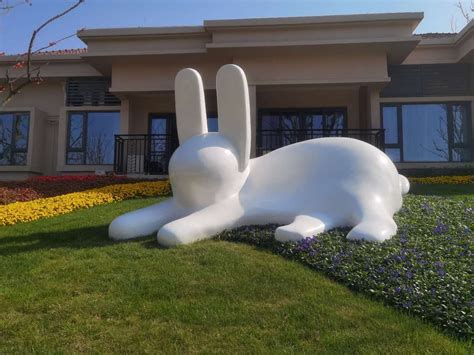炫彩玻璃钢兔子雕塑