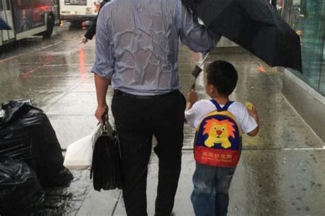 父亲为儿子打伞