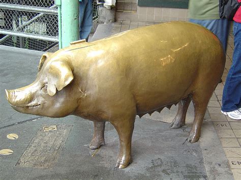 猪艺术雕塑