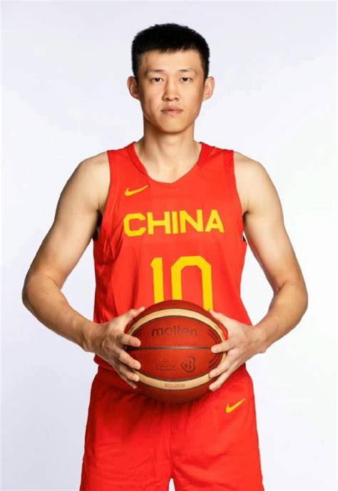 现任中国男篮队长是谁