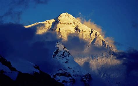 珠穆朗玛峰高多少米位于哪里 属于哪个国家？