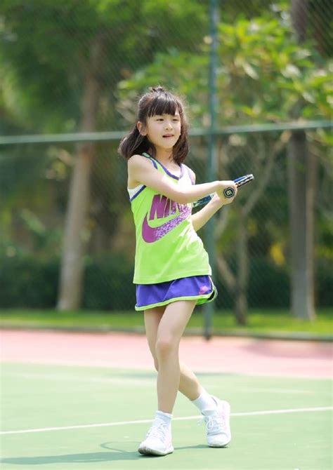 田亮和女儿打网球的照片