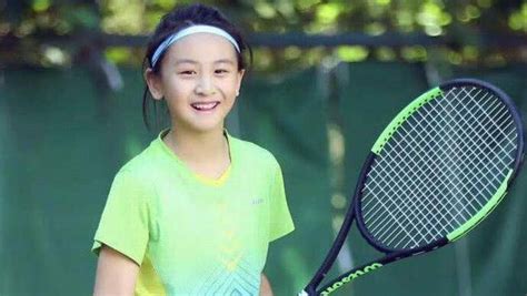 田亮女儿练习网球